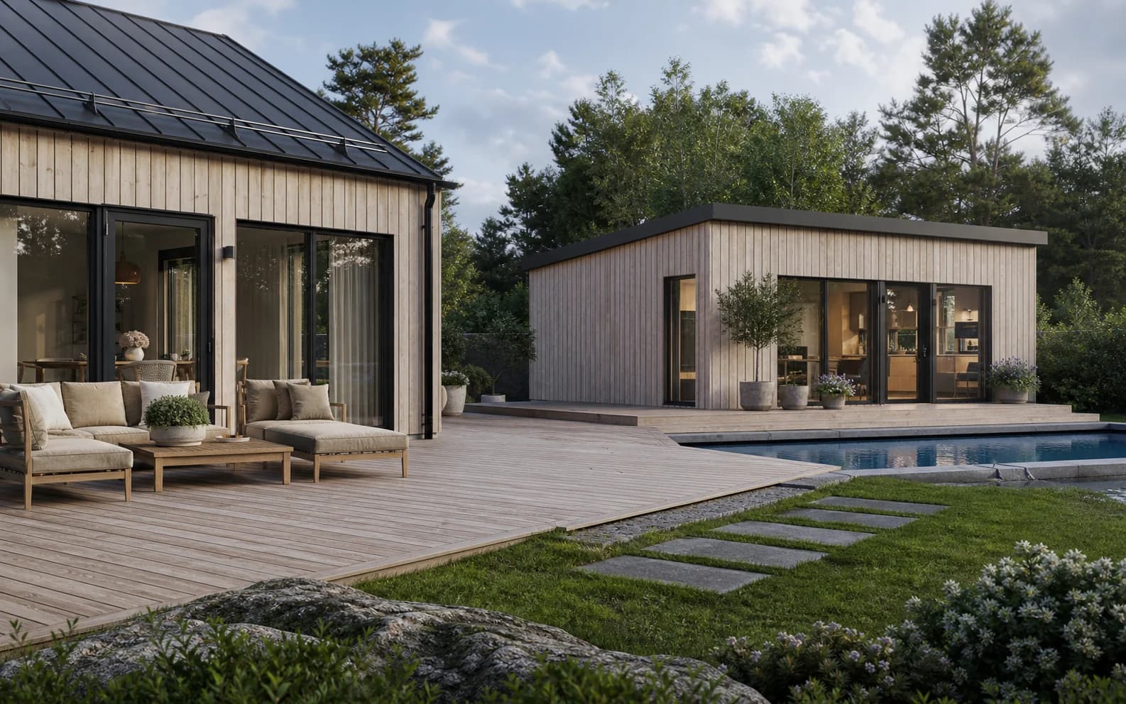 Trädäck, poolhus och modern villamiljö med sammanhållen utemiljö