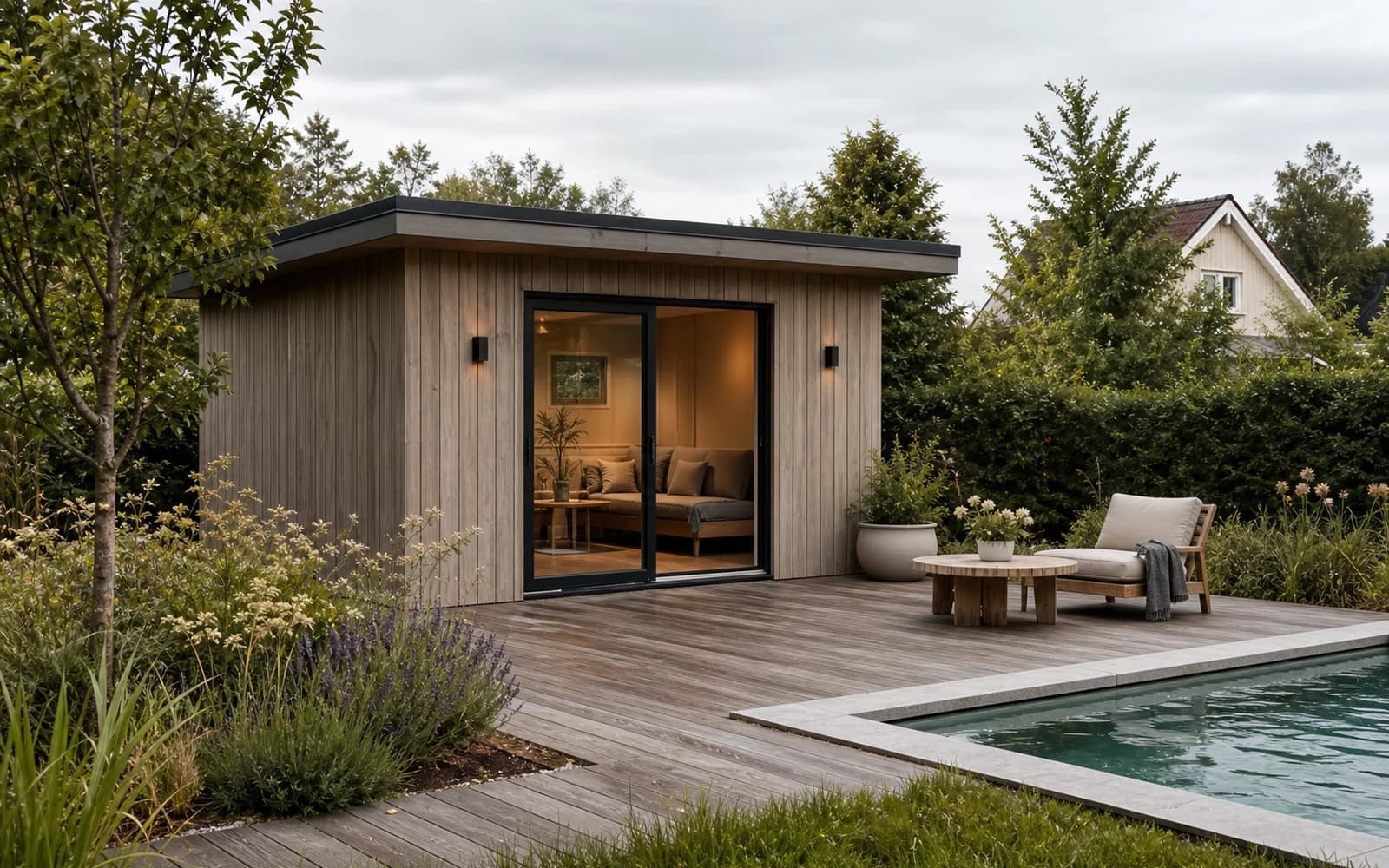 Poolhus i trä med trädäck, plantering och naturlig villaträdgård